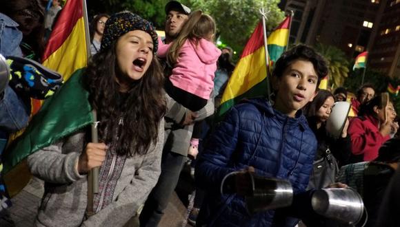 Adolescentes participan en una protesta contra el presidente de Bolivia, Evo Morales. Imagen del 2 de octubre. (Foto: Reuters)