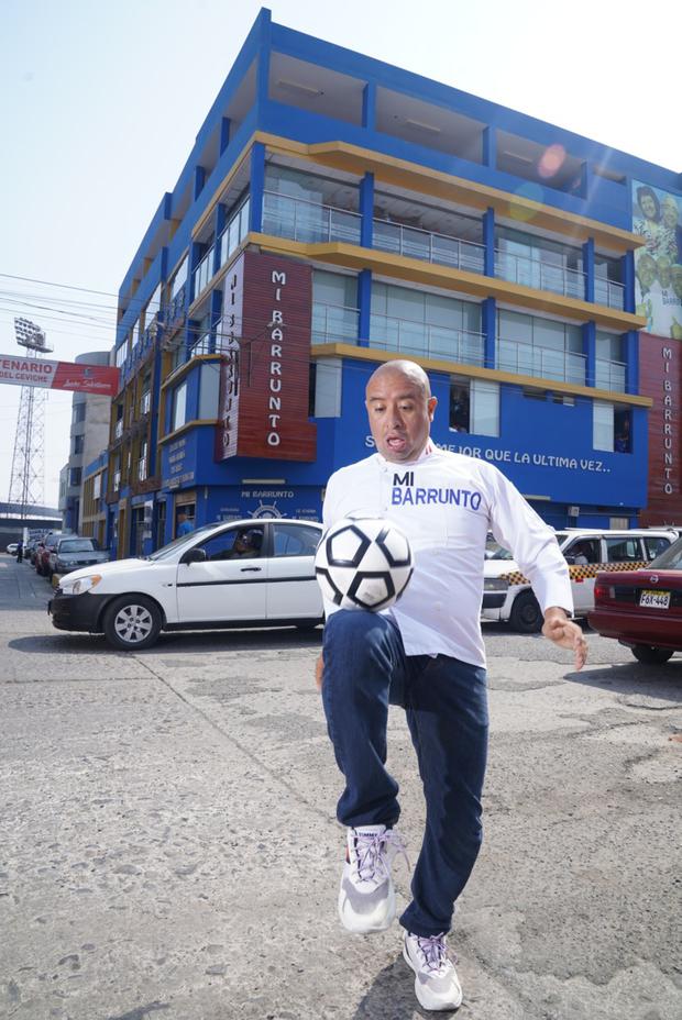 His training as a librarian allowed him to create a brand whose narrative fuses the passion for soccer with the myth of La Victoria as a “tasty” neighborhood.  In the background, the five-story building, which includes an exclusive area for soccer players.