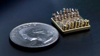 Este es el tablero de ajedrez hecho a mano más pequeño del mundo [VIDEO]