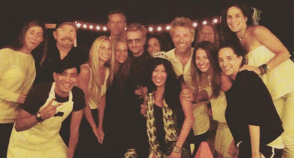 Bono, The Edge y Jon Bon Jovi se tomaron una foto con la novia y sus amigas. (Foto: Instagram)