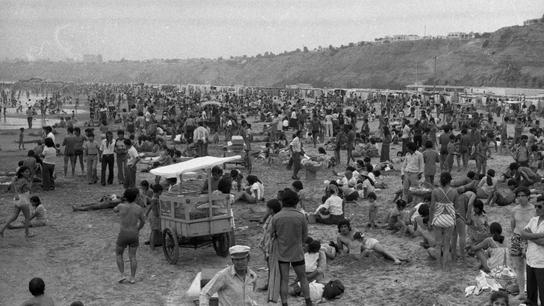 Lima, 2 de enero de 1977. Heladeros y otros vendedores ambulantes proliferaban desde el inicio del año en Agua Dulce.