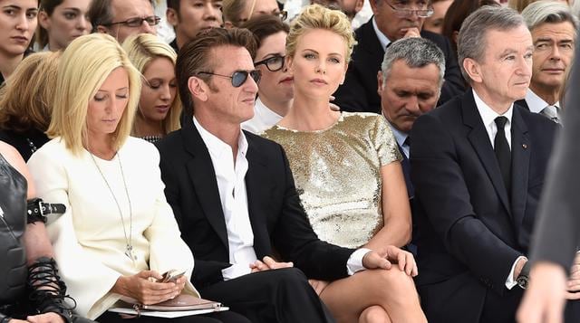 Charlize Theron y Sean Penn, muy románticos en desfile de Dior - 1