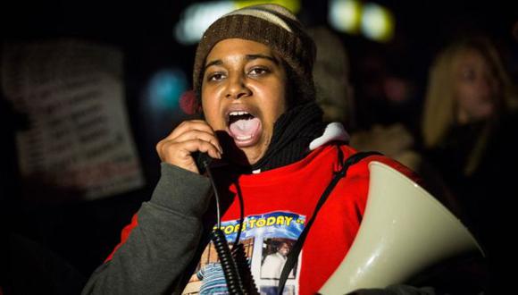 Erica Garner protesta megáfono en mano contra la decisión judicial de no procesar a ninguno de los policías implicados en la muerte de su padre.