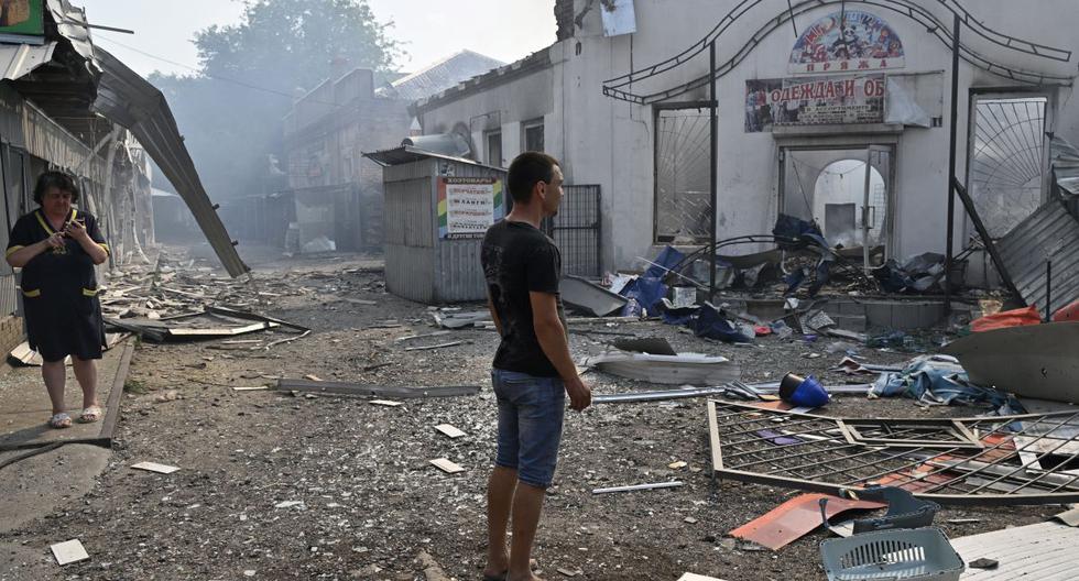 Los residentes locales miran las tiendas destruidas en un mercado local después de un ataque con cohetes en la ciudad ucraniana de Sloviansk, el 3 de julio de 2022. (Genya SAVILOV / AFP).
