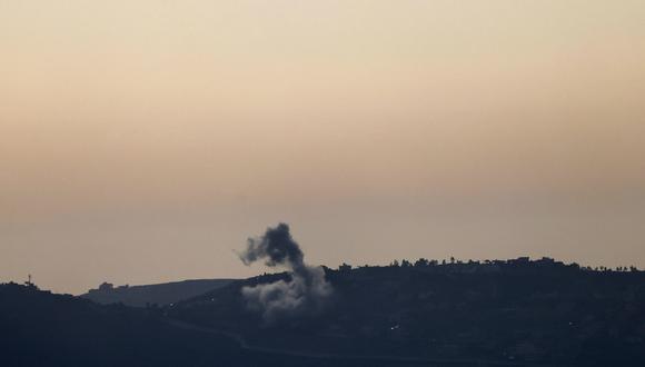 Humo ondeando sobre la aldea libanesa de Odaisseh durante el bombardeo israelí el 22 de abril de 2024. (Foto de Jalaa MAREY / AFP)