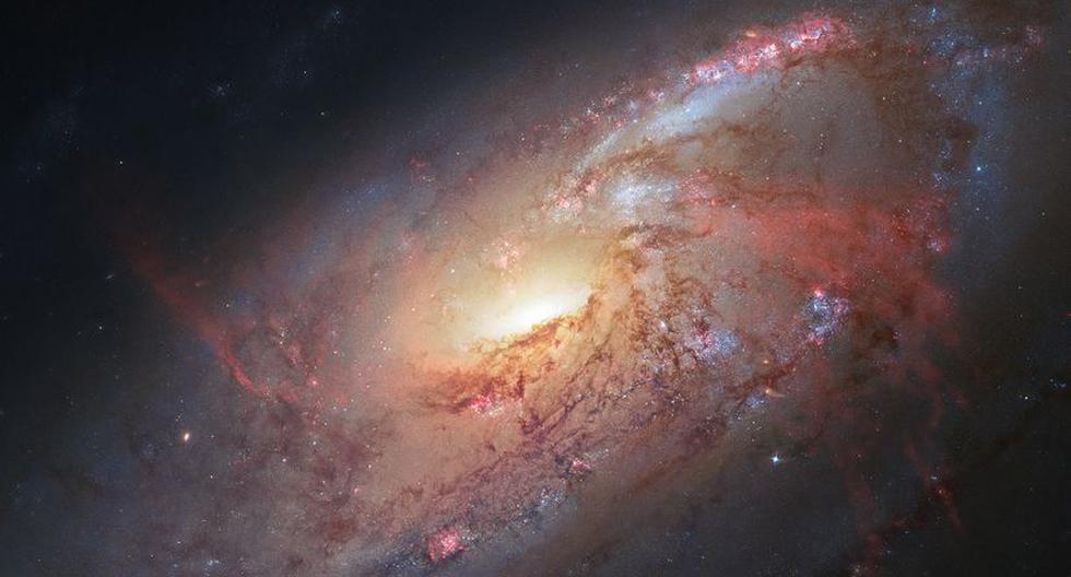 Galaxia espiral M106 fotografiada por el Hubble. (Foto: NASA)