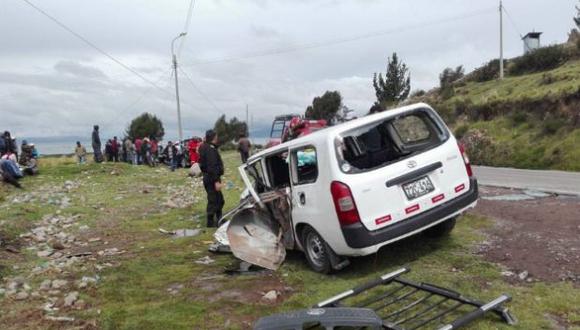 La unidad colisionó por detrás contra un camión que se encontraba estacionado en un lado de la vía. (Foto: Andina)