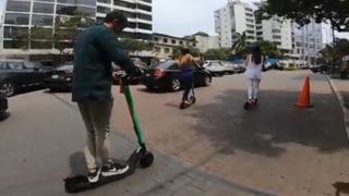 Scooters en la ciudad, por Angus Laurie