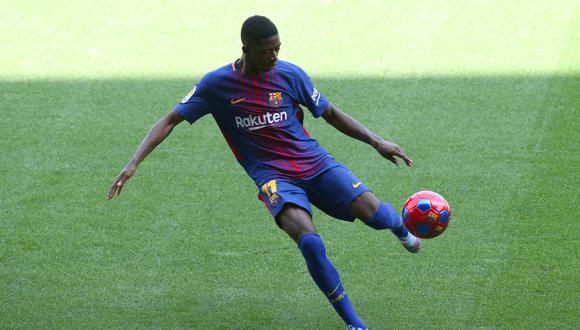 Ousmane Dembélé se unió al grupo selecto de las cómicas presentaciones junto a Paulinho y Theo Hernández. El nuevo fichaje del Barcelona pasó un momento vergonzoso por esta jugada. (Foto: AFP)