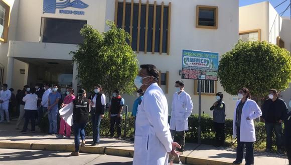 Tras la protesta de médicos y familiares de pacientes, el gerente general del GRA, Gregorio Palma, informó que se continuará contratando al personal de salud para atender a todos los pacientes (Foto: Zenaida Condori)