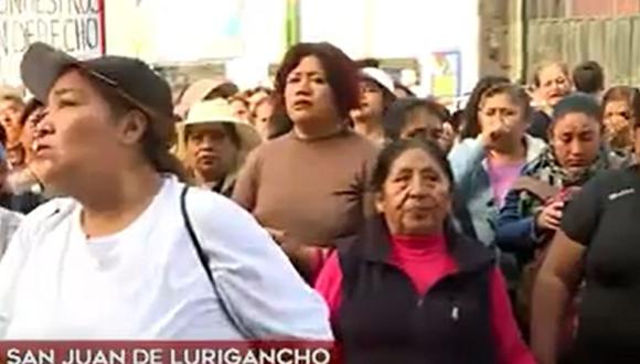 Representantes del Vaso de Leche de San Juan de Lurigancho realizaron hoy una protesta frente a la municipalidad del distrito | Foto: Captura América Noticias
