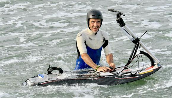¿Bicicleta acuática? Ciclista crea ‘bici-surf’ que flota en el mar. (Foto: Toni Lago)