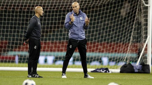 Zidane junto a su asistente Bettoni. (Foto: Agencias)
