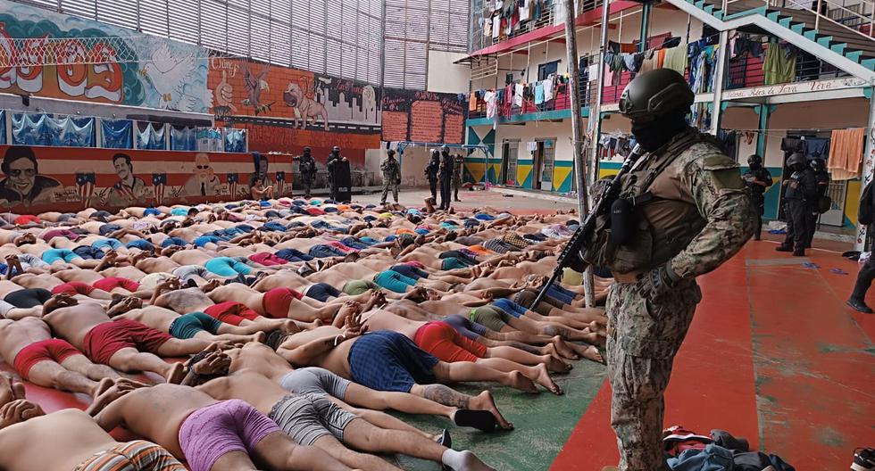 Fotografía cedida por las Fuerzas Armadas de Ecuador que muestra la intervención en la cárcel Regional del Litoral en Guayaquil, donde están recluidos peligrosos criminales de las bandas con más poder en el país. (EFE).