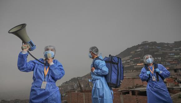 Cindy Oporto, Martín Valencia y Óscar Valdivia llevan las “mochilas TB”, equipos
de rayos X que permiten hacer descartes rápidos de TB por medio de una placa en los pulmones. (Foto: Fidel Gutiérrez).