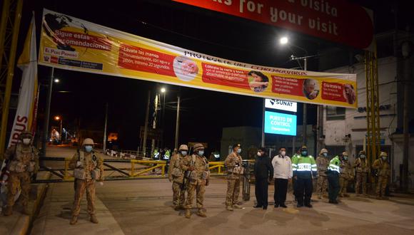 Piura. Policías y militares vigilan las fronteras para evitar el ingreso de extranjeros. (FOTO GEC)