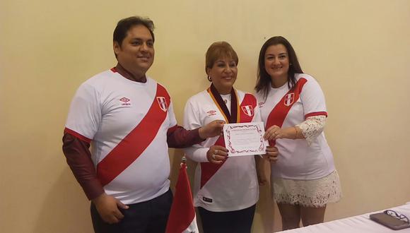 Omar Francisco Carbajal Llosa y Patricia Rojas Ruíz se dieron el sí en Chimbote vestidos con las camisetas de la selección peruana. (Foto: Laura Urbina)
