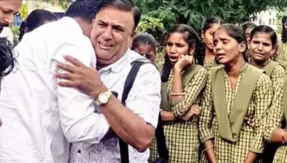 En la India, un profesor recibió una emotiva despedida por parte de sus alumnos, tras enseñar por 8 años en un colegio. (Foto: TOI Cities).