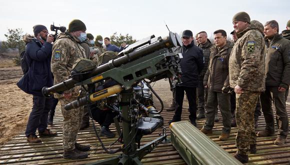 El presidente ucraniano durante las actividades militares. (Foto: AFP)
