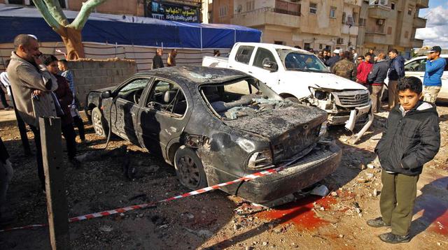 Más de 30 personas murieron y decenas resultaron heridas en un doble atentado con coche bomba frente a una mezquita en Bengasi, la segunda ciudad libia, lo que ilustra la persistente inestabilidad en esta región controlada por las fuerzas del mariscal Jalifa Haftar. (Foto: AFP)