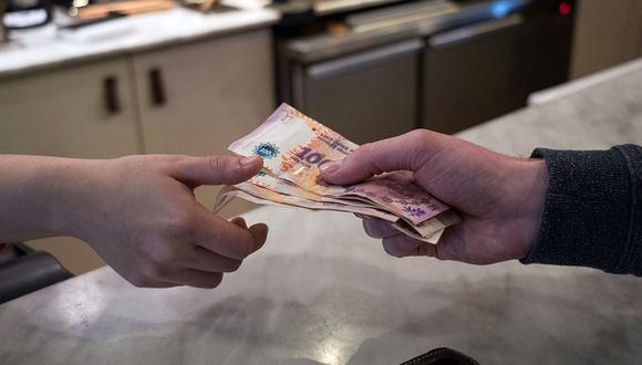 El "dólar blue" se cotizaba en 140 pesos en Argentina este viernes. (Foto: Reuters)