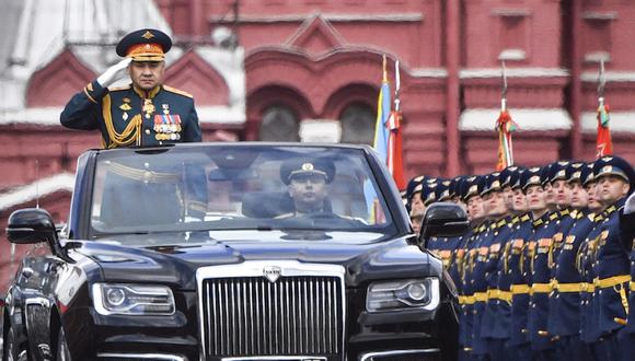 El ministro de Defensa de Rusia, Sergei Shoigu, saluda a los soldados mientras lo conducen por la Plaza Roja durante el desfile militar del Día de la Victoria en el centro de Moscú el 9 de mayo de 2022. (Foto de archivo: Alexander NEMENOV / AFP)