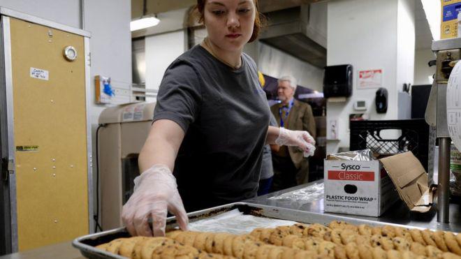 Emily Fannin, de 18 años, trabajando en el comedor. (Foto: Holly Honderich / BBC Mundo)