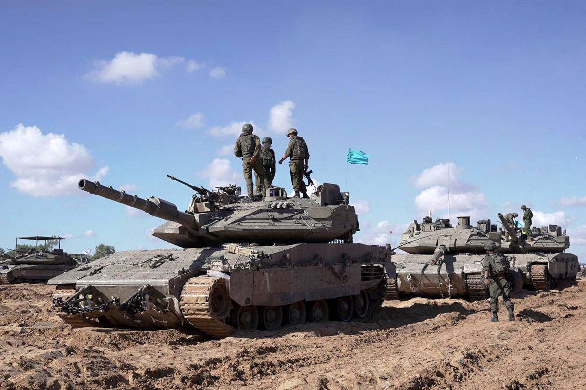 Soldados israelíes sobre un tanque de batalla principal como parte de la Brigada Givati que opera en el este de Rafah, en el sur de la Franja de Gaza, el 10 de mayo de 2024. (Foto del Ejército israelí / AFP)