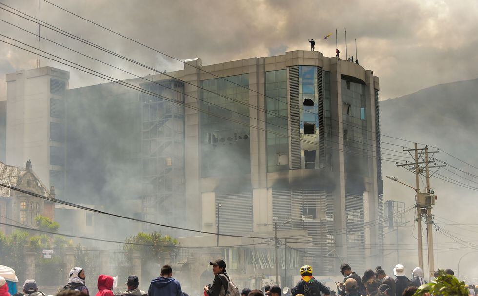 Manifestantes quemaron y saquearon la Contraloría en Quito. (AFP / RODRIGO BUENDIA).