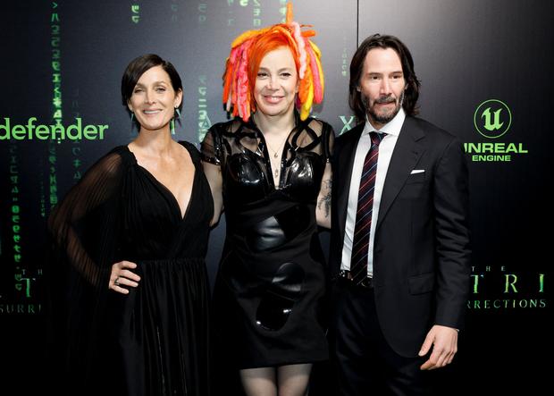 Lana Wachowski (center) directs "Matrix Resurrections", a new installment in the series starring Carrie-Anne Moss and Keanu Reeves.  (Photo: Reuters)