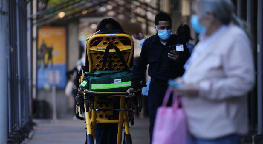 Estados Unidos reportó 1′541.110  casos de coronavirus. Imagen del personal médico en Manhattan, Nueva York. (Spencer Platt / Getty Images / AFP)