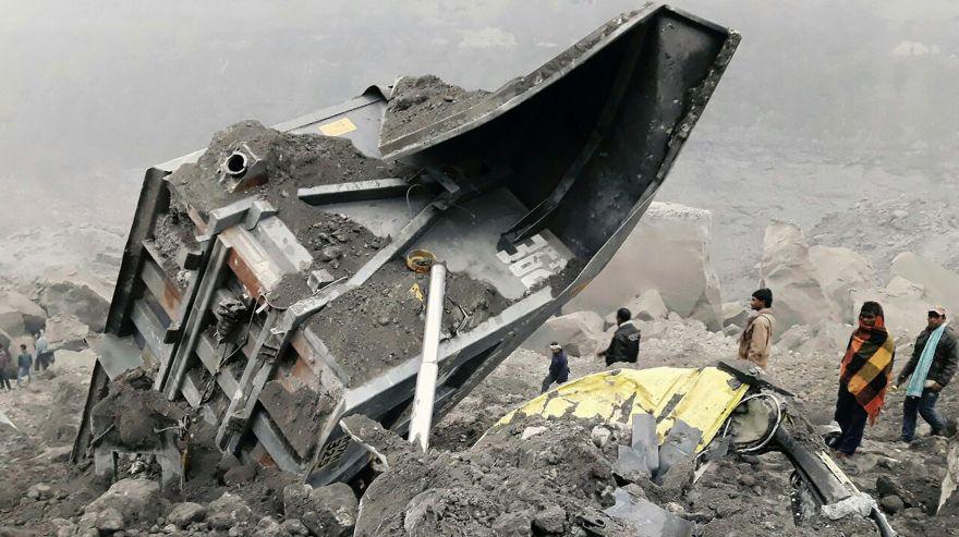 Derrumbe de una mina de carbón deja ocho muertos en la India - 2