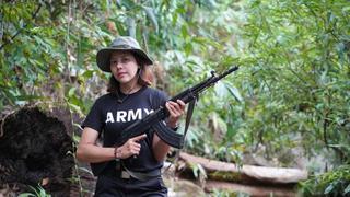 La reina de belleza que tomó las armas contra la junta militar de Myanmar