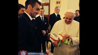 El papa Francisco recibió los guantes que salvaron a San Lorenzo