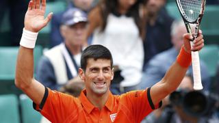 Novak Djokovic avanza en Roland Garros pese a molestias físicas