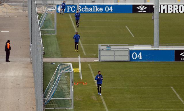 Schalke 04 volvió a los entrenamientos con un formato inédito y manteniendo la distancia entre los jugadores | Fotos: Reuters/EFE