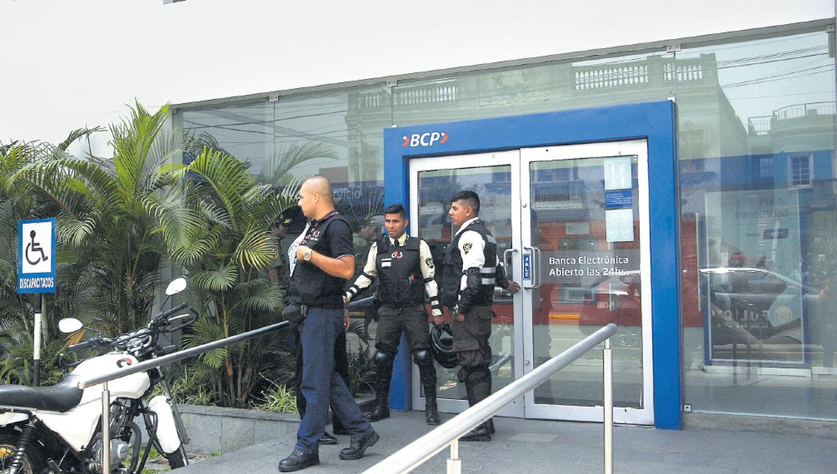 El 20 de enero, una banda de asaltantes robó S/20 mil de una agencia del Banco de Crédito, en Lince. La PNP capturó a un sospechoso, pero la fiscal a cargo lo dejó libre. (Foto: USI)