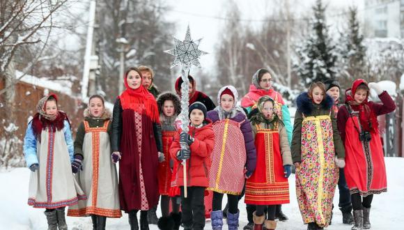Los niños y los adultos salen a la calle para juntarse el día de Navidad en las ciudades donde predomina la religión ortodoxa.