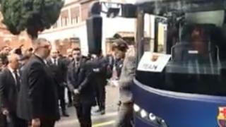 Barcelona vs. Inter: Piqué se golpeó a la hora de descender del autobús | VIDEO