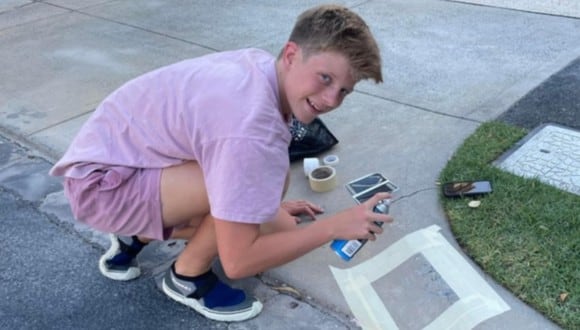 Este niño gana $27 por hora pintando en las aceras de las casas. (Foto: Coolmediaplanet / Facebook)