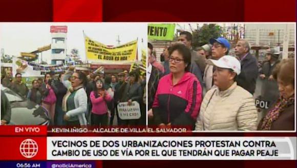 Vecinos protestan contra cambio de uso de vía por que aseguran tendrán que pagar peaje. (Captura: América Noticias)