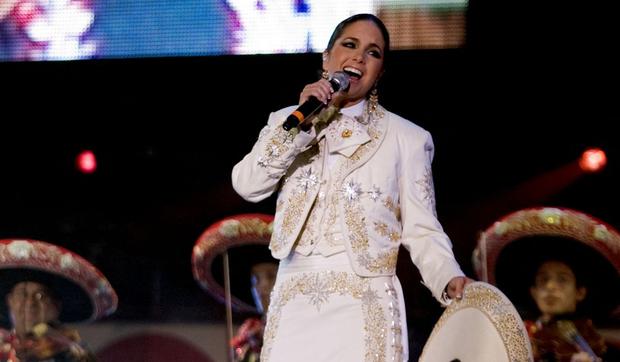 Lucero sings during the ALAS concert on Zócalo Square in Mexico City, on May 17, 2008 (Photo: Ronaldo Schemidt / AFP)