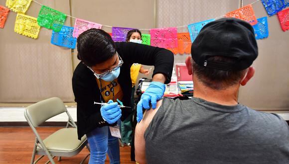 La enfermeraMariam Salaam administra la inyección de refuerzo de Pfizer en un sitio de vacunación y prueba de COVID-19 en Los Ángeles el 5 de mayo de 2022. (Foto referencial de Frederic J. BROWN / AFP)