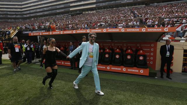 Anitta y Fito Páez ingresan al gramado del Estadio Monumental. (Foto: El Comercio / Violeta Ayasta)