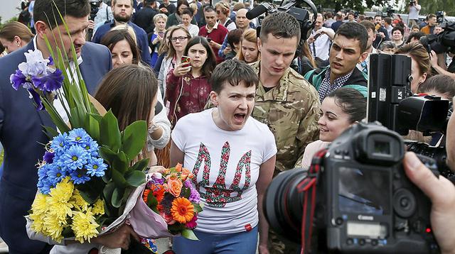 La piloto indultada por Putin vuelve a Ucrania como una heroína - 3