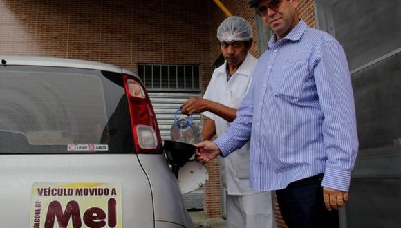Luiz Jordans llena su tanque con etanol de miel desde 2015. (Foto: MÁRIO BITTENCOURT/ BBC BRASIL)