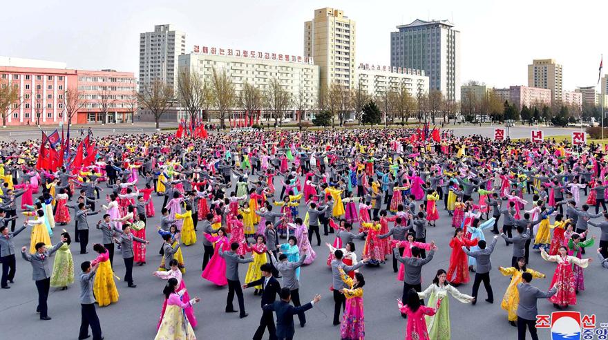 Miles de norcoreanos enfundados en coloridos vestidos se congregaron en diferentes puntos de Pyongyang para bailar en honor al nacimiento del fallecido dictador Kim Jong-il, padre del actual líder Kim Jong-un. (Reuters)