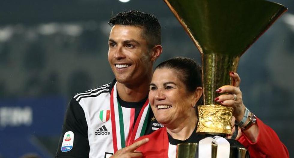 El delantero portugués de la Juventus, Cristiano Ronaldo, y su madre, María Dolores dos Santos Aveiro, sostienen el trofeo del Campeón italiano. (AFP)