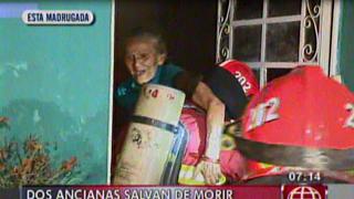 Bomberos rescataron a dos ancianas de feroz incendio en Lince