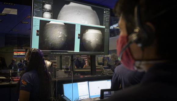 En esta foto proporcionada por la NASA, los miembros del equipo del rover Perseverance Mars de la NASA observan en el control de la misión cómo llegan las primeras imágenes momentos después de que la nave aterrizó con éxito en Marte, el jueves 18 de febrero de 2021. (Bill Ingalls/NASA/AP).